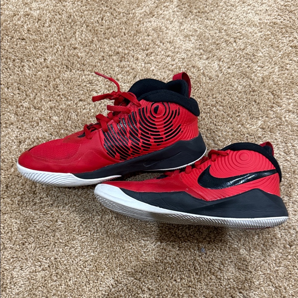 Nike Boys Team Hustle Basketball Shoes